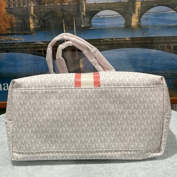 Michael Kors Large Travel Tote - Picture 6 of 9